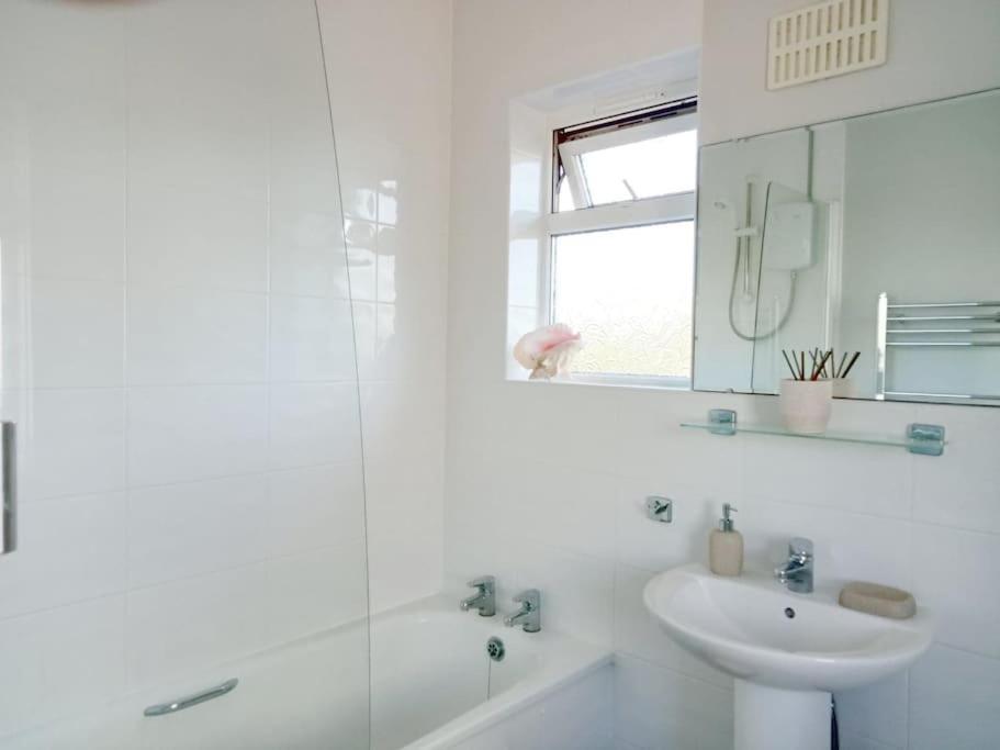 House With Free Parking And Large Garden Villa Wyke Regis Екстериор снимка